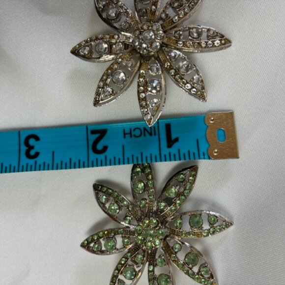 Flower shaped brooch / coat pin - set of 2 - Picture 4 of 4
